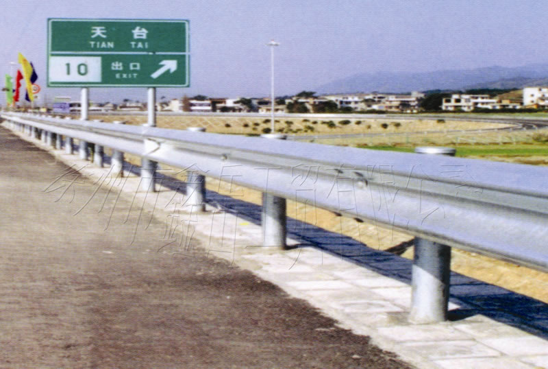 高速公路护栏板-立柱镀锌线